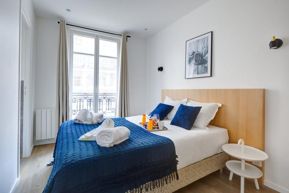Bed, Bedroom, towels