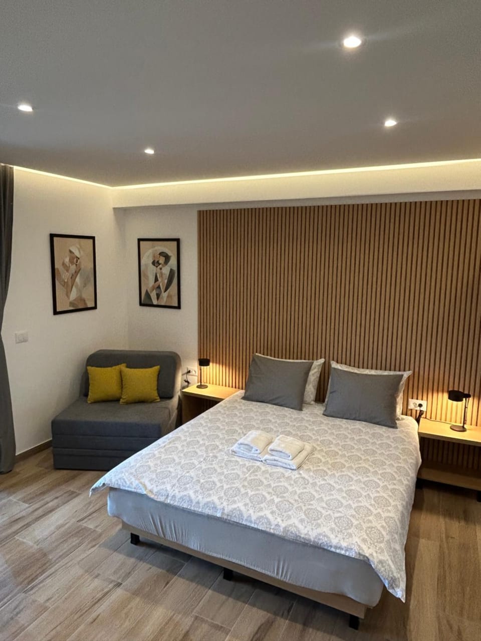 Bed, Photo of the whole room, Seating area, towels