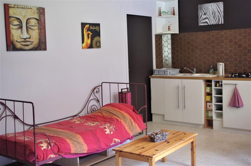 Bed, Kitchen or kitchenette, Living room