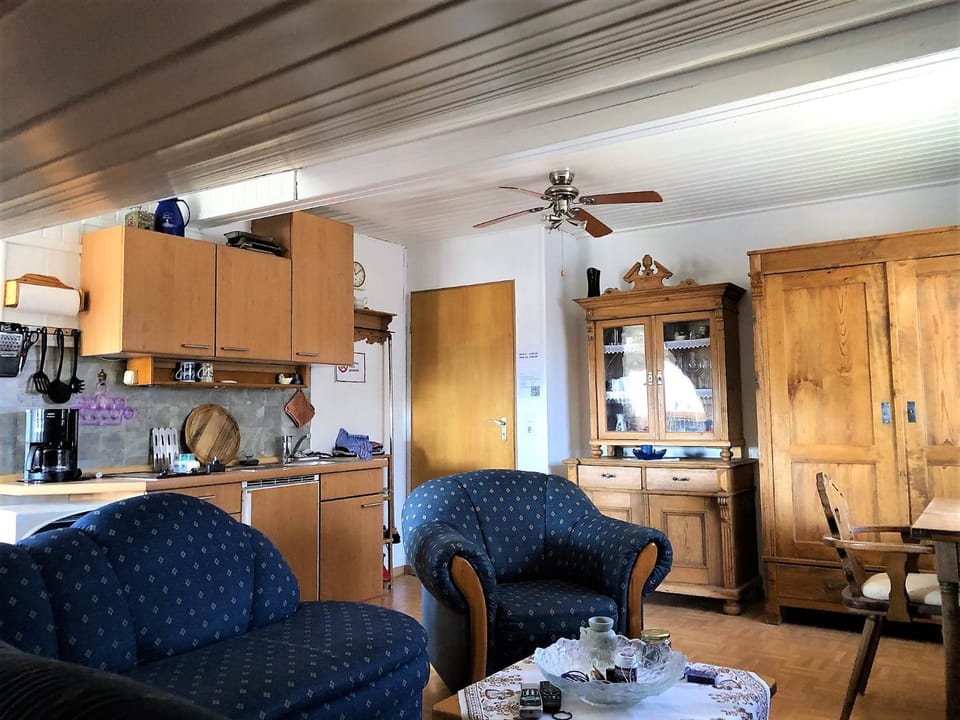 Kitchen or kitchenette, Seating area, stove
