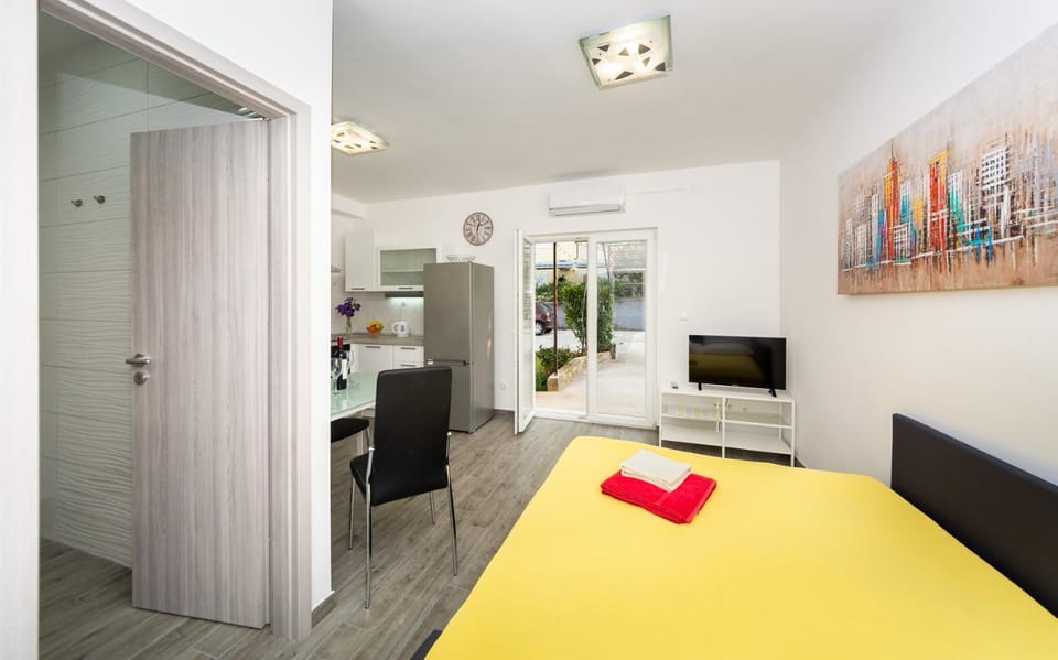 Communal lounge/ TV room, TV and multimedia, Living room, Photo of the whole room, Dining area
