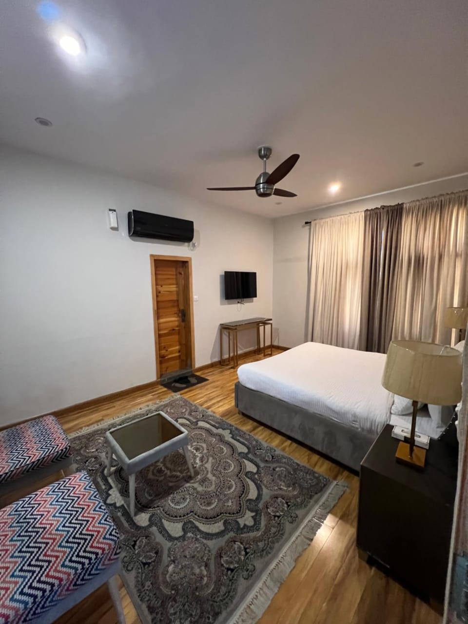 Bed, TV and multimedia, Photo of the whole room, Seating area, Bedroom