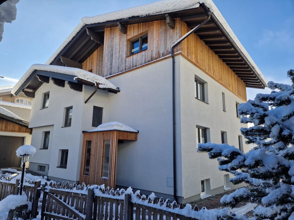 Property building, Facade/entrance, Winter