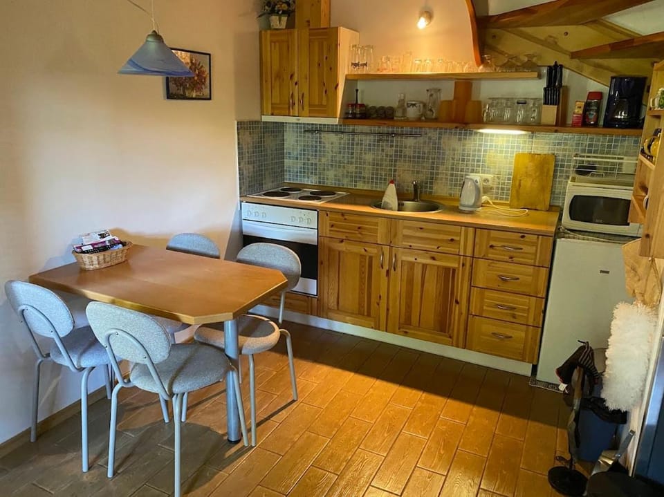 Kitchen or kitchenette, Seating area