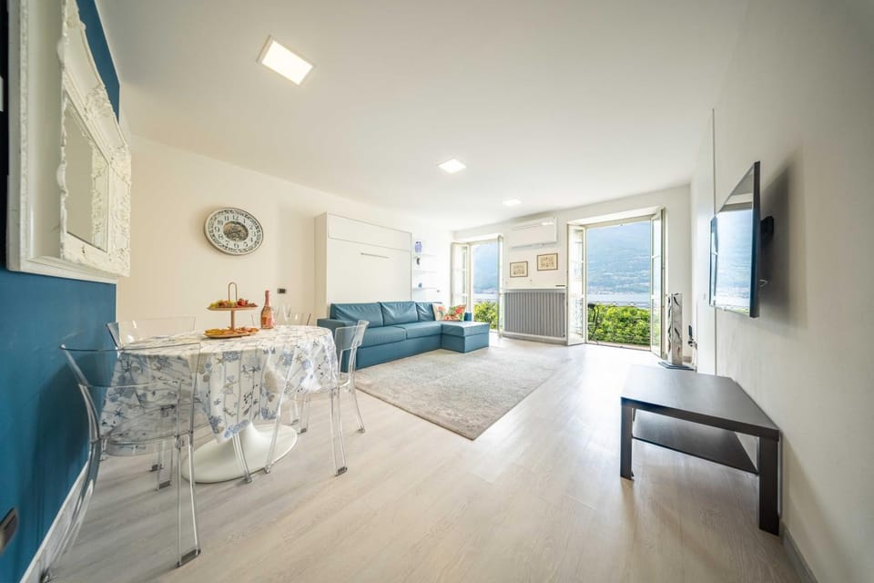 Bed, TV and multimedia, Living room, Seating area, Dining area