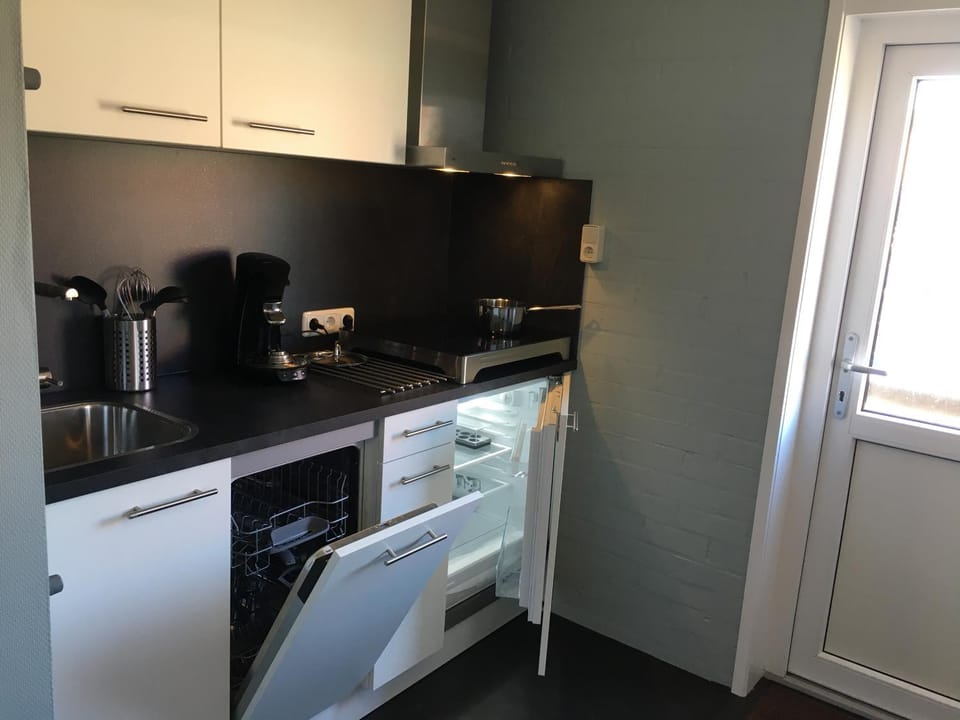 Coffee/tea facilities, dishwasher, stove, kitchen