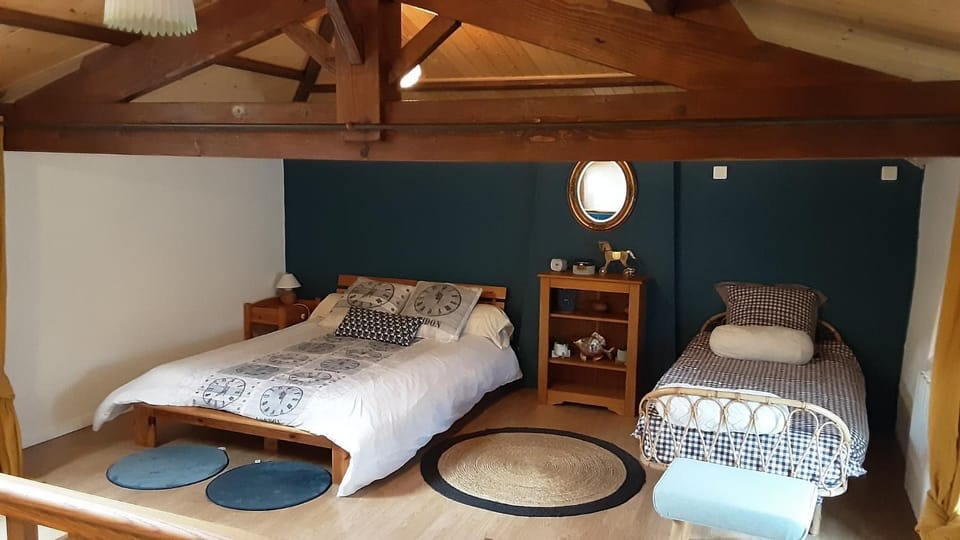 Photo of the whole room, Bedroom