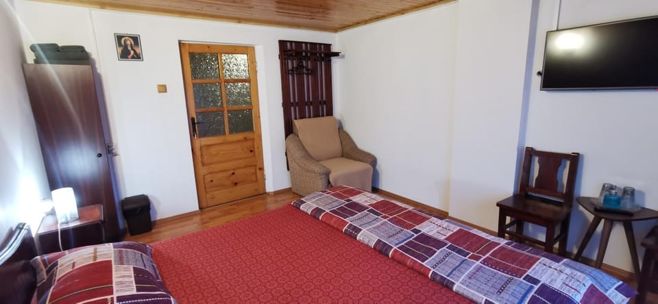 Nona Highland Home Moieciu - pet friendly total Bed and Breakfast in Brașov County