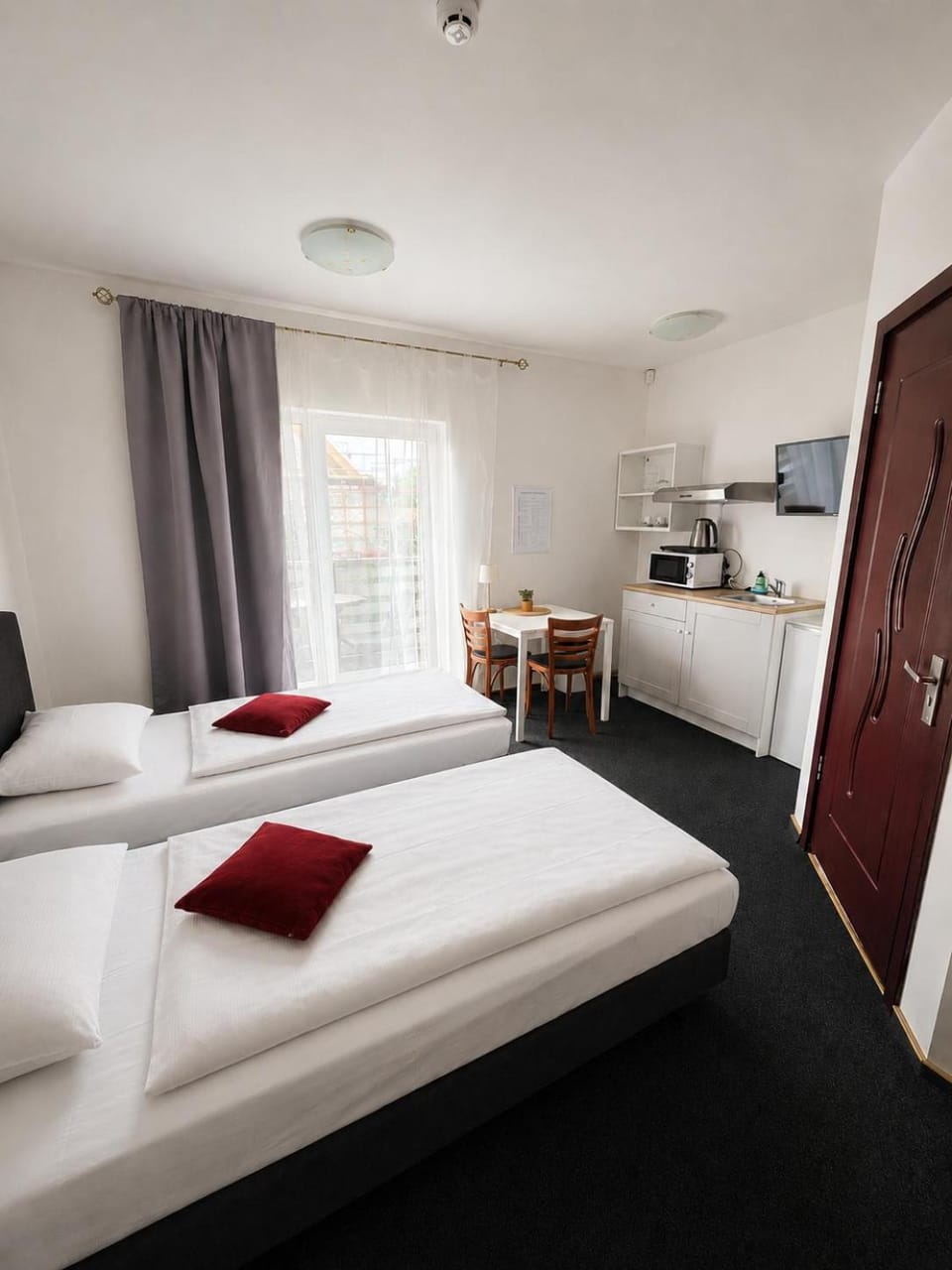 Bed, Photo of the whole room, Dining area, kitchen