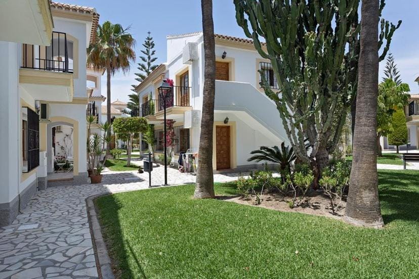 Property building, Facade/entrance, Neighbourhood, Garden