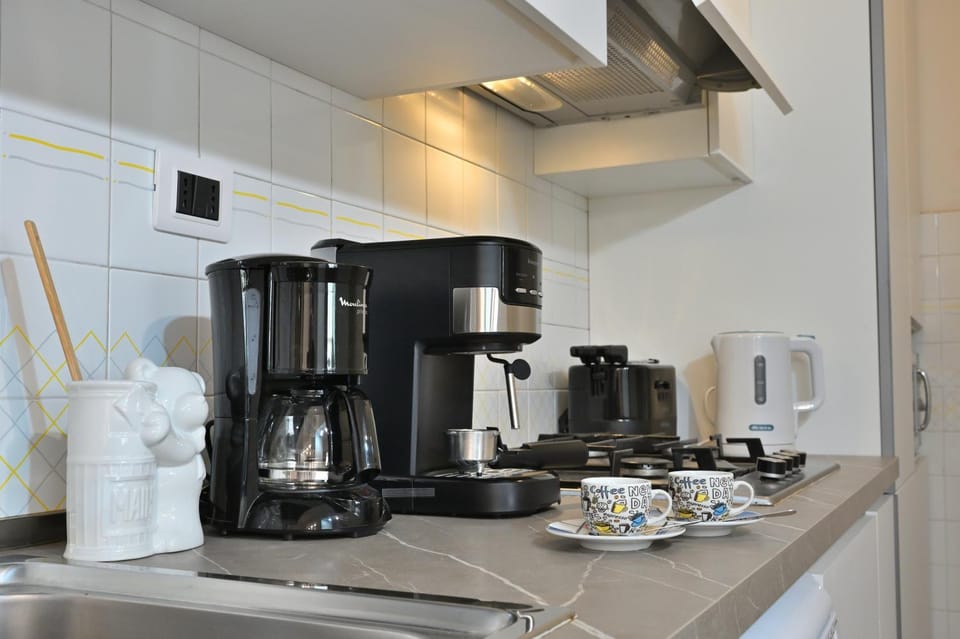 Coffee/tea facilities, Kitchen or kitchenette, stove, toaster