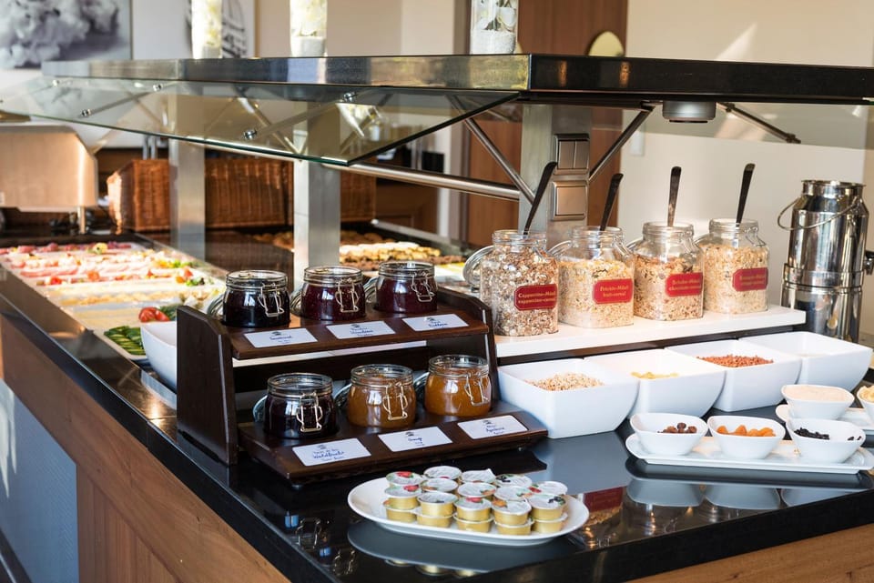 Restaurant/places to eat, Food and drinks, Dining area, Breakfast
