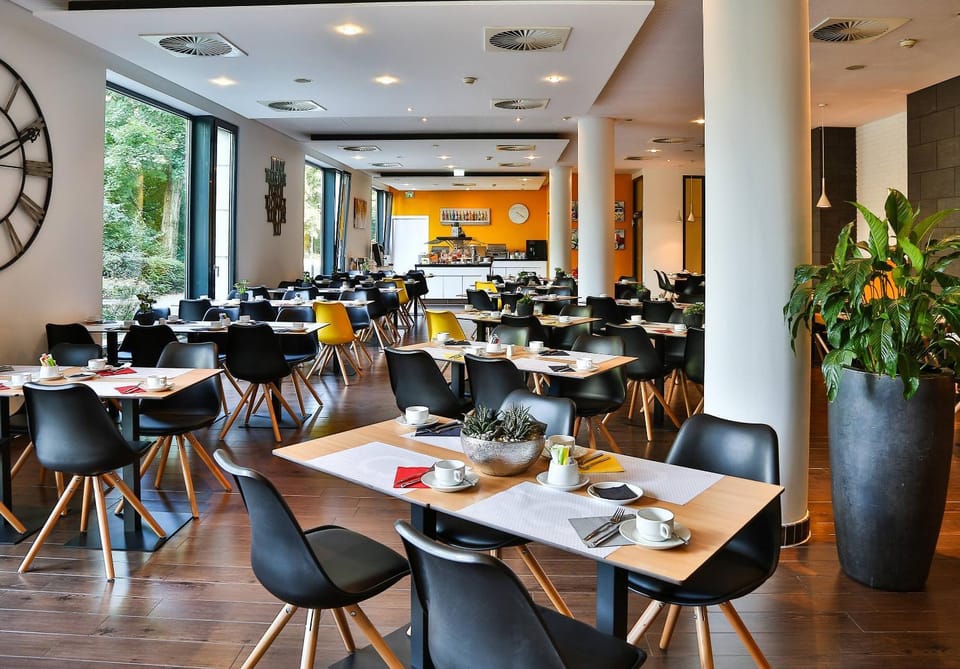 Restaurant/places to eat, Coffee/tea facilities, View (from property/room), Food and drinks, Dining area, Breakfast, Drinks