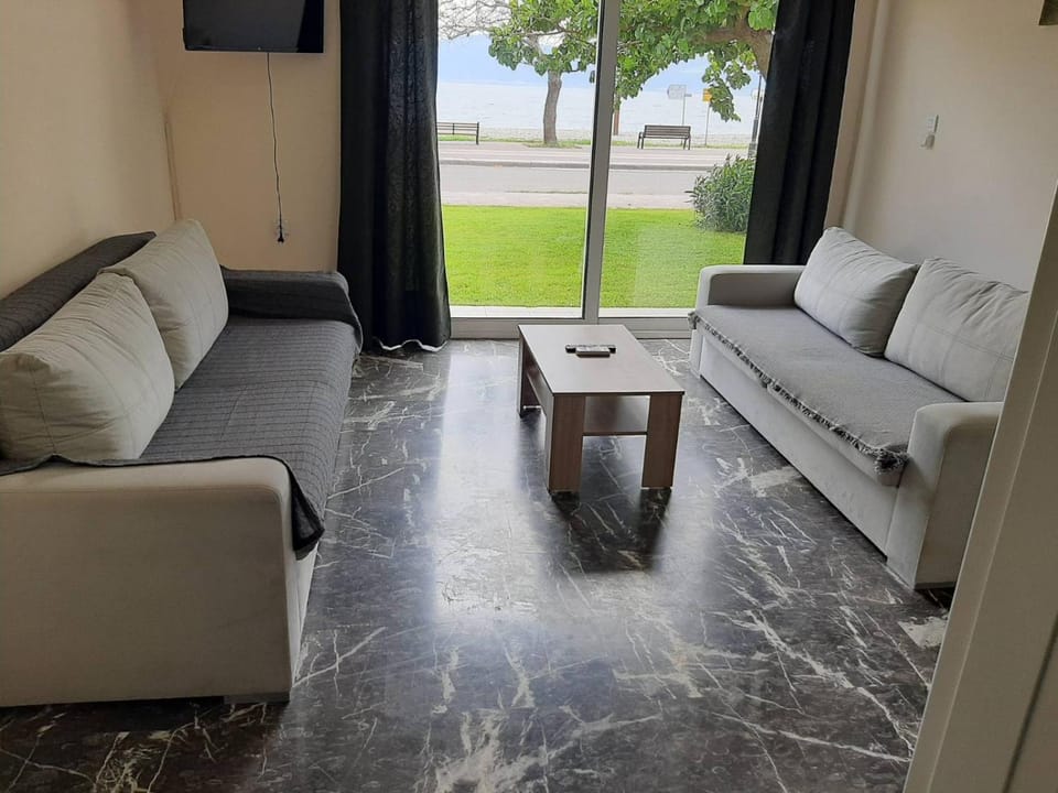 Living room, Garden view, Sea view