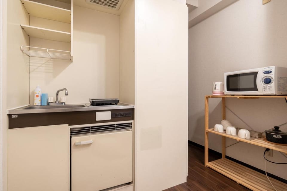 Kitchen or kitchenette, microwave, stove