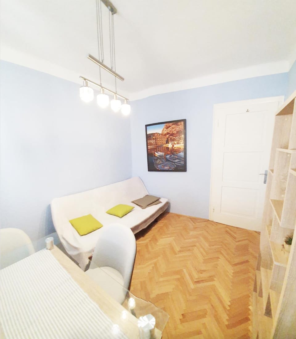 Bed, Living room, Photo of the whole room, Seating area