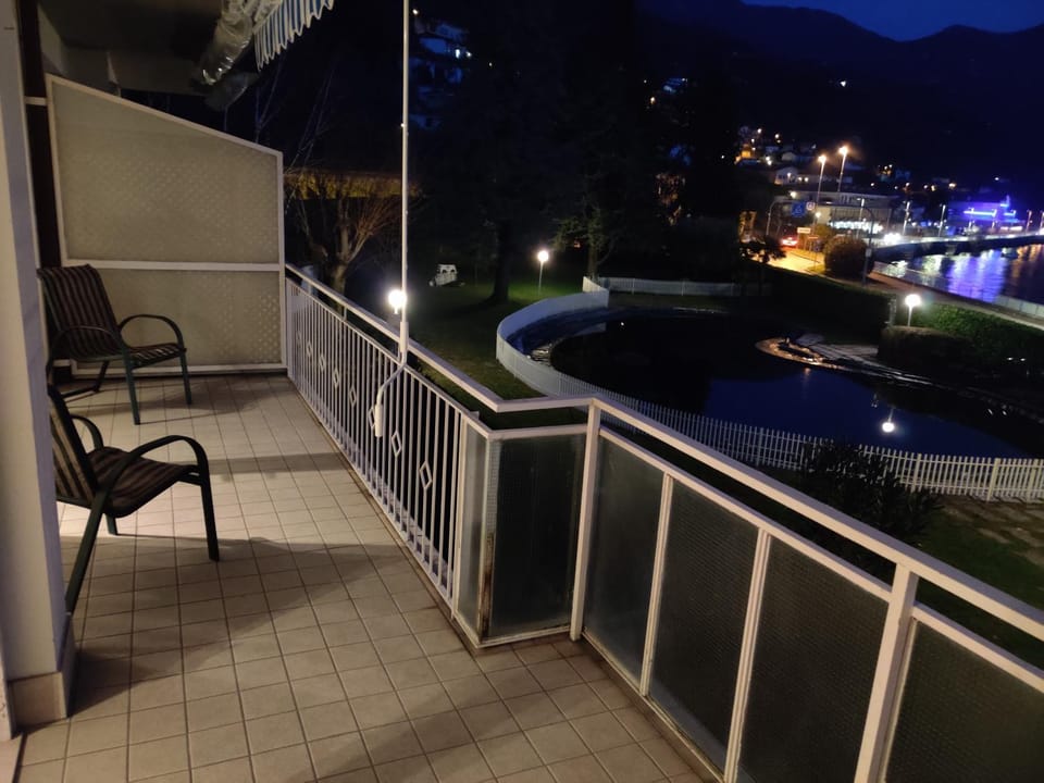 Balcony/Terrace, Lake view, Street view, Swimming pool, Swimming pool