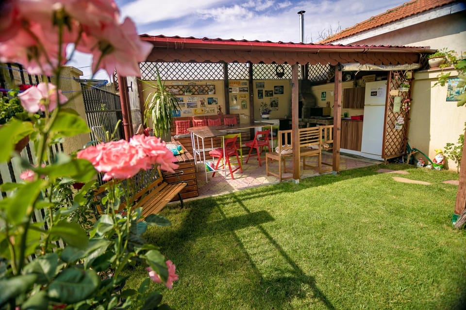 Day, BBQ facilities, Garden, Dining area, Communal kitchen, Garden view, Internal: Not applicable to any particular room