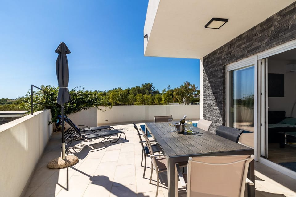 Property building, Swimming pool, Breakfast