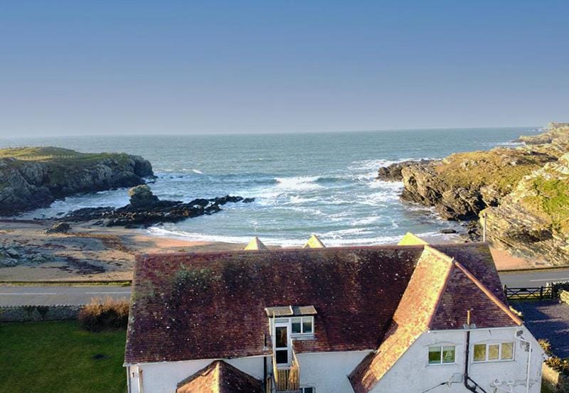 GWYNFA-3 BED- GROUND FLOOR APT - SEA VIEWS - TREARDDUR BAY House in Wales