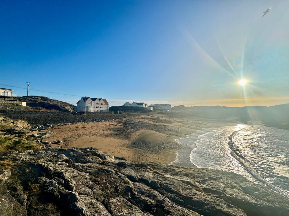 GWYNFA-3 BED- GROUND FLOOR APT - SEA VIEWS - TREARDDUR BAY House in Wales