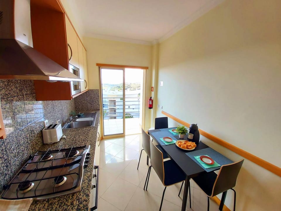 Coffee/tea facilities, Kitchen or kitchenette, Dining area