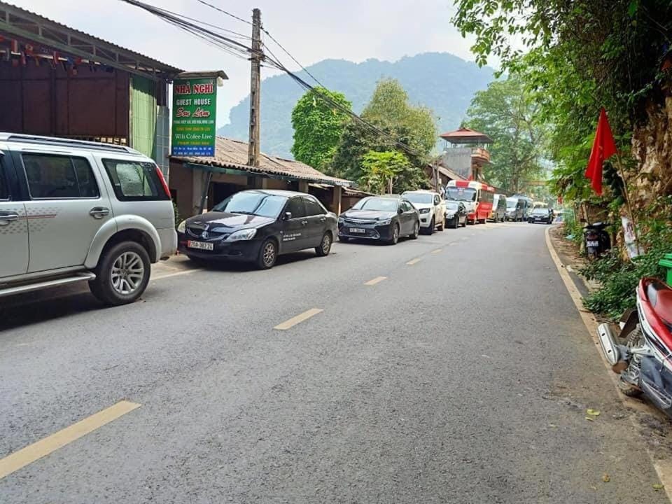 Day, Neighbourhood, Natural landscape, Street view, Parking
