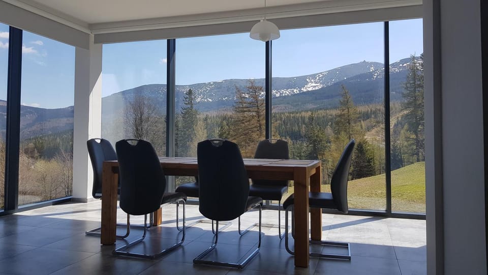 Day, Natural landscape, Living room, Seating area, Dining area, Mountain view