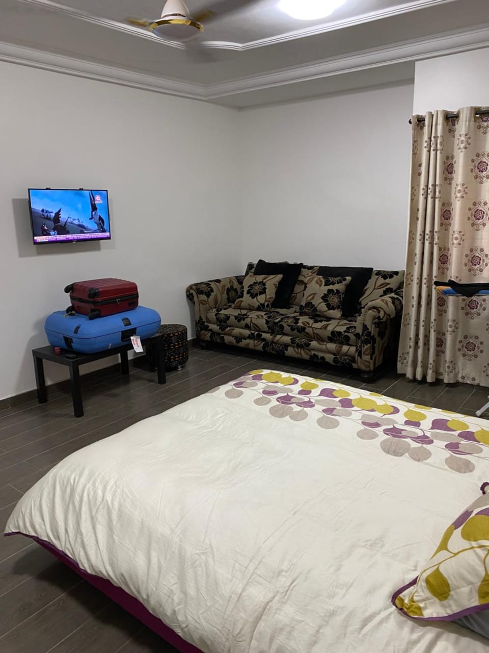 TV and multimedia, Living room, Photo of the whole room, Seating area, Bedroom