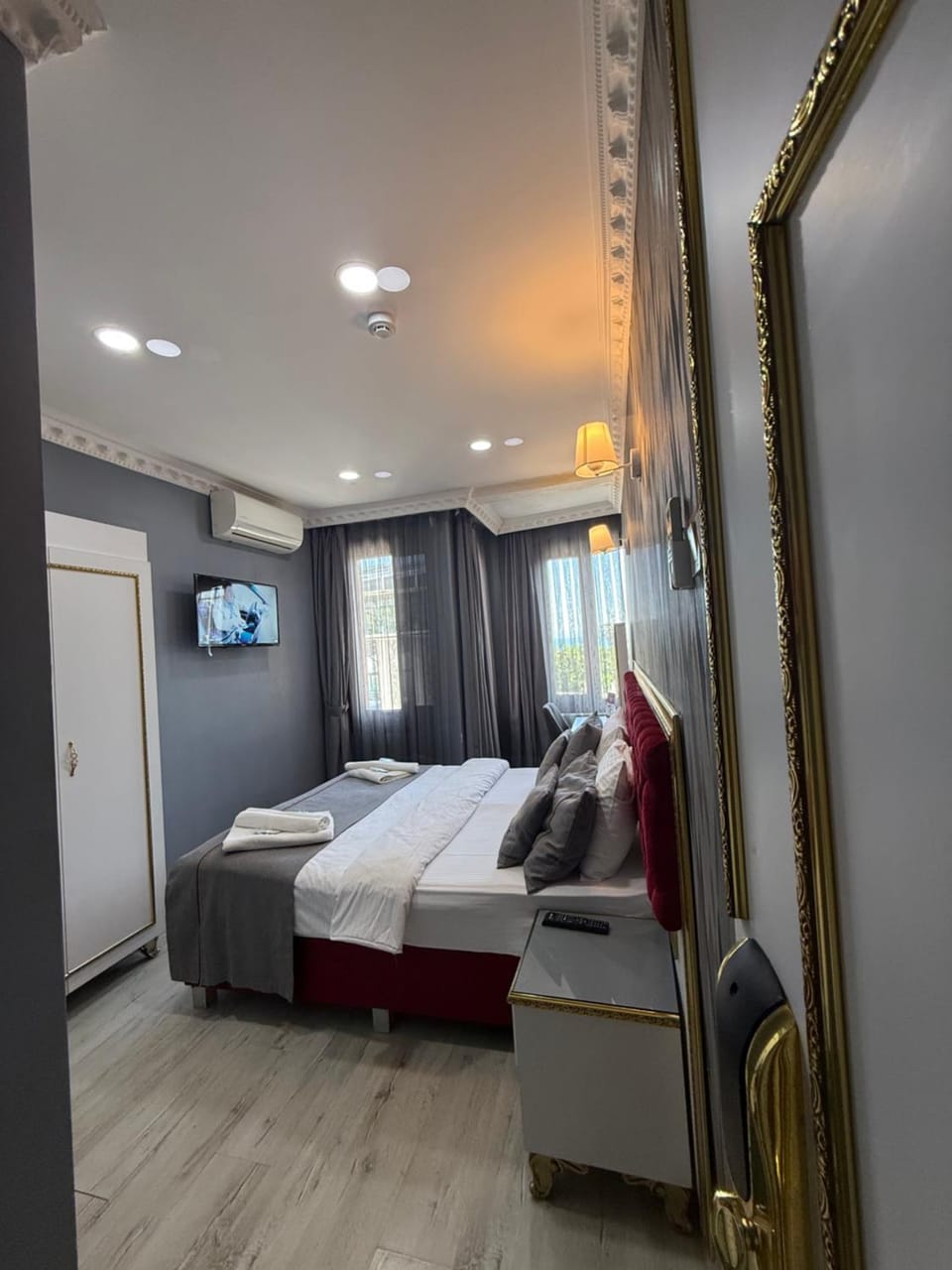 Bed, TV and multimedia, Photo of the whole room, Bedroom