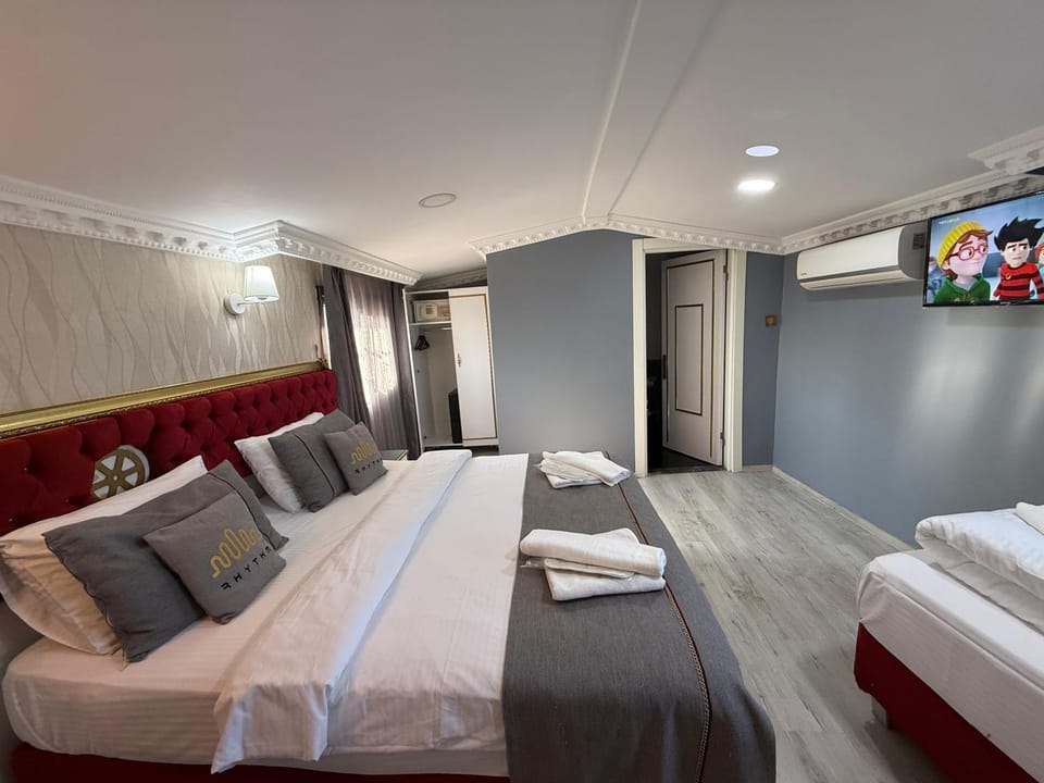 Bed, TV and multimedia, Photo of the whole room, Bedroom, towels, wardrobe, air conditioner