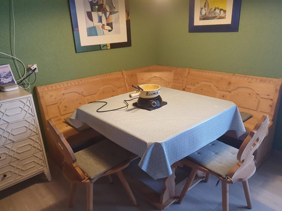 Seating area, Dining area