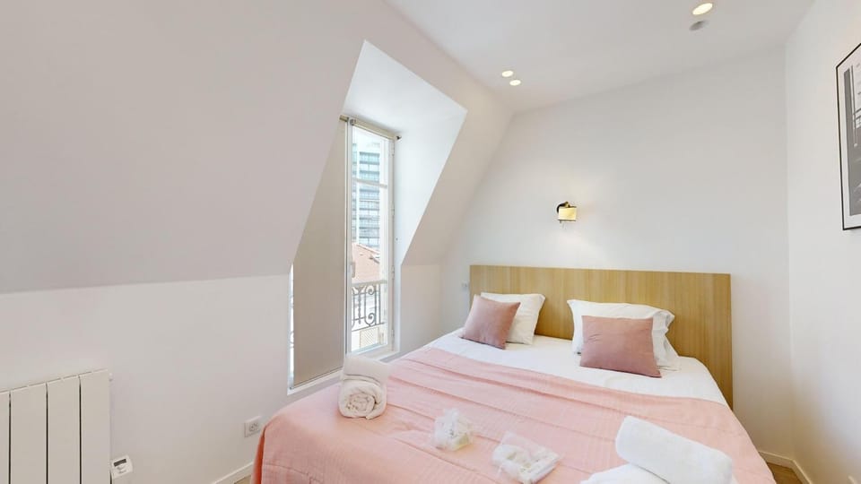 Bed, Bedroom, towels