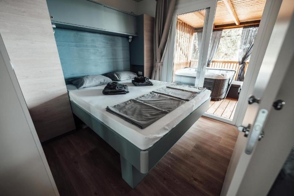 Bed, Hot Tub, Photo of the whole room, Bedroom, towels