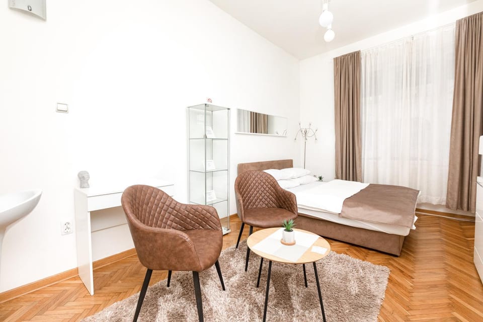Bed, Seating area