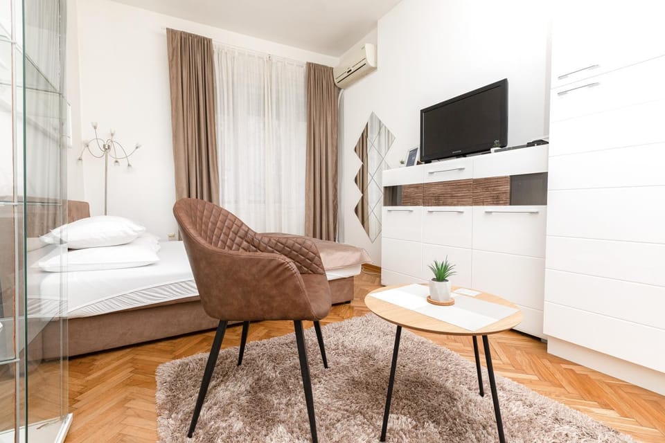 Bed, TV and multimedia, Seating area