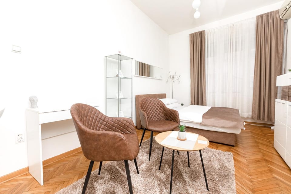 Bed, Seating area