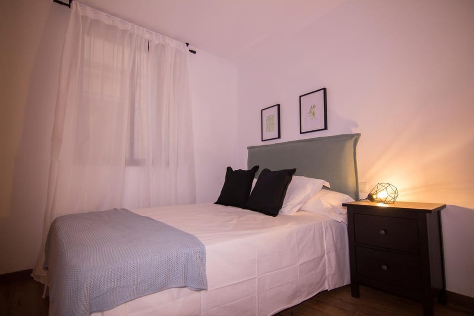 Photo of the whole room, Bedroom