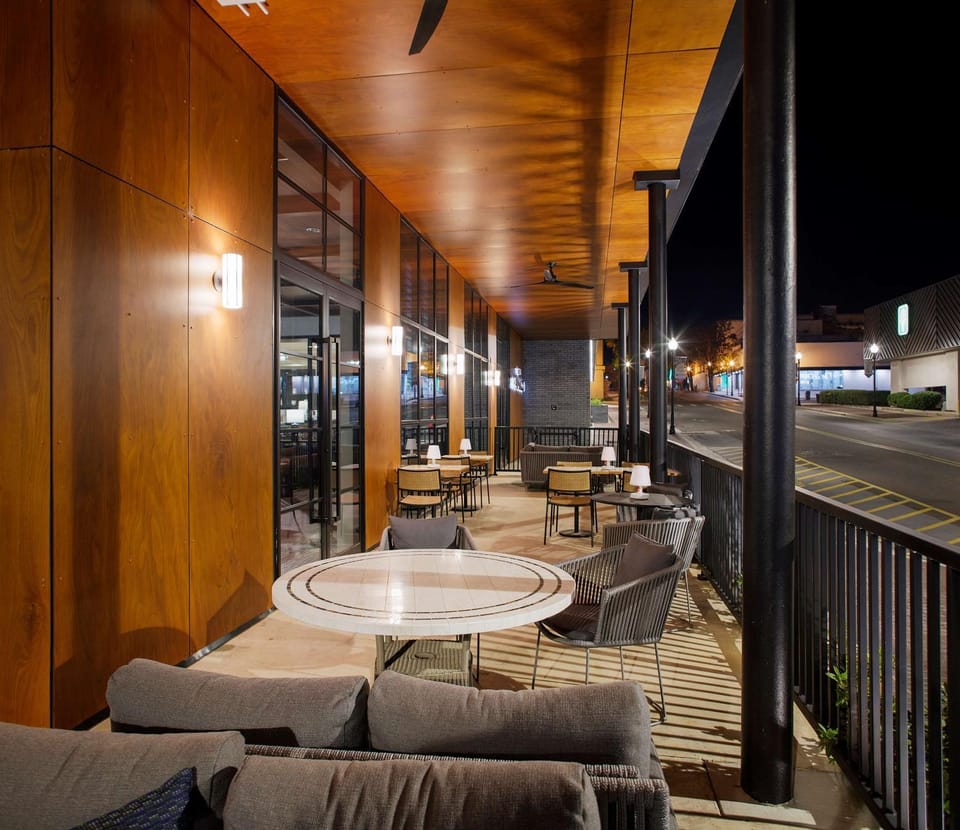 Patio, Restaurant/places to eat, Lounge or bar