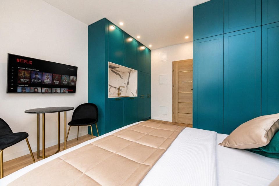 Bed, TV and multimedia, Living room, Seating area, Bedroom