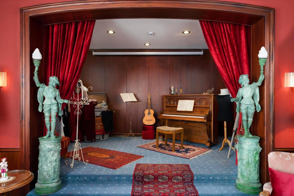 Living room, Entertainment