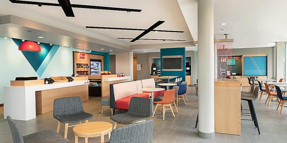 Restaurant/places to eat, Lounge or bar