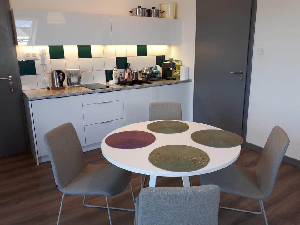 Coffee/tea facilities, Kitchen or kitchenette, Living room