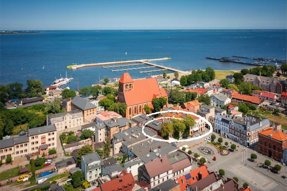 Property building, Nearby landmark, Day, Neighbourhood, Natural landscape, Bird's eye view, Beach, City view, Sea view, Street view, Location