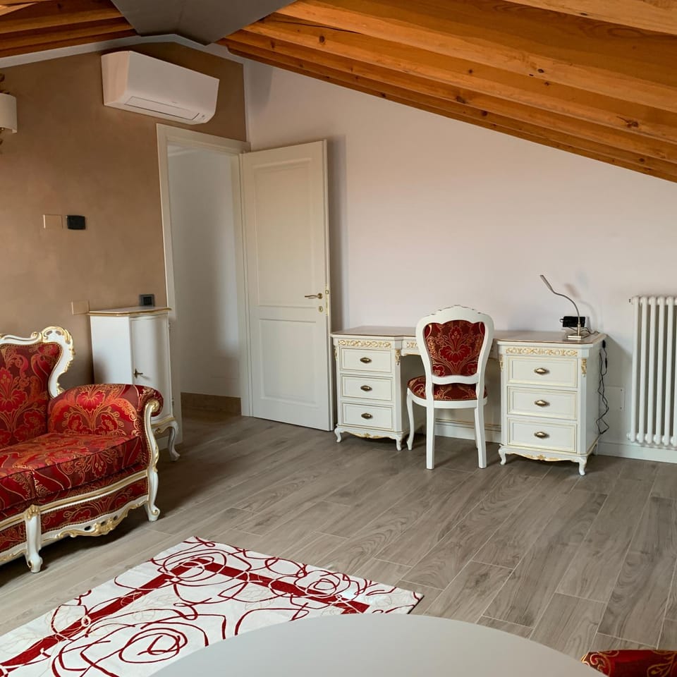 Photo of the whole room, Seating area