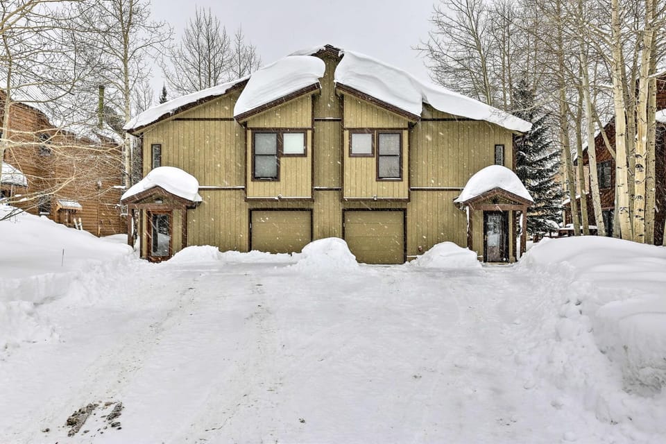 10 Mi to Breckenridge: Townhome w/ Hot Tub & Deck! House in Frisco