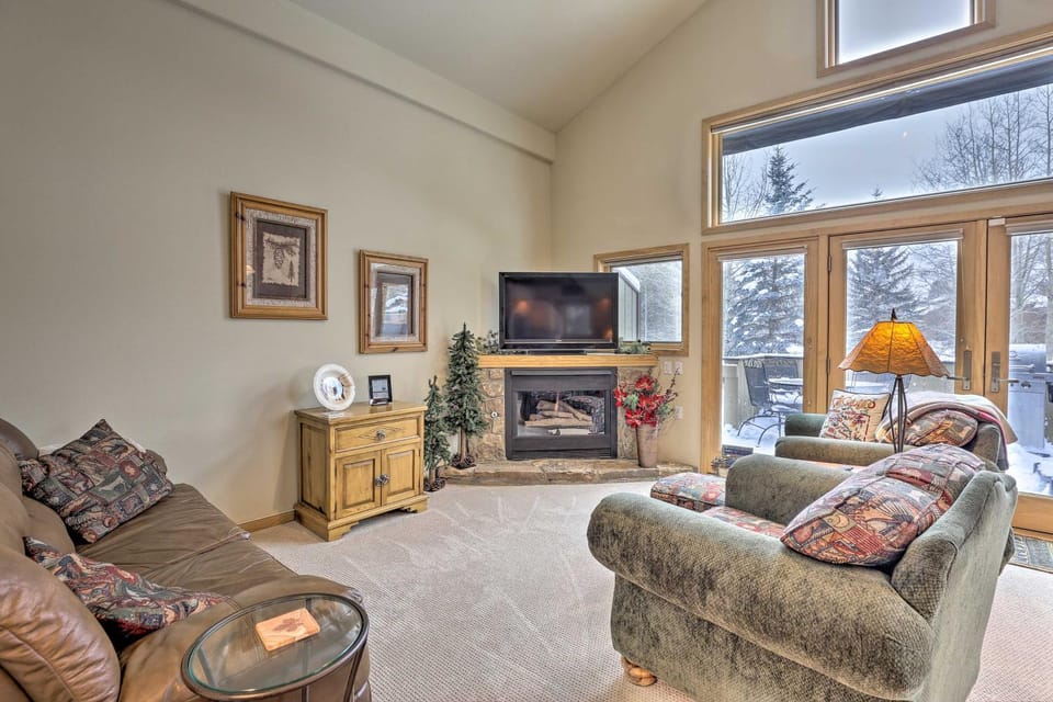 10 Mi to Breckenridge: Townhome w/ Hot Tub & Deck! House in Frisco