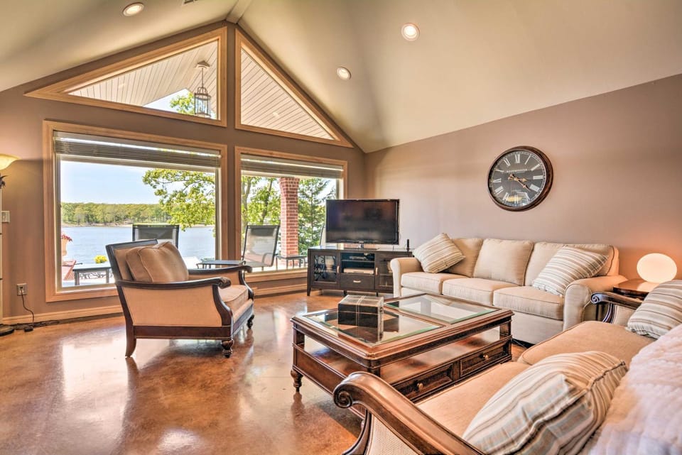 Serene Lakefront Retreat with Dock in Duck Creek! House in Cleora