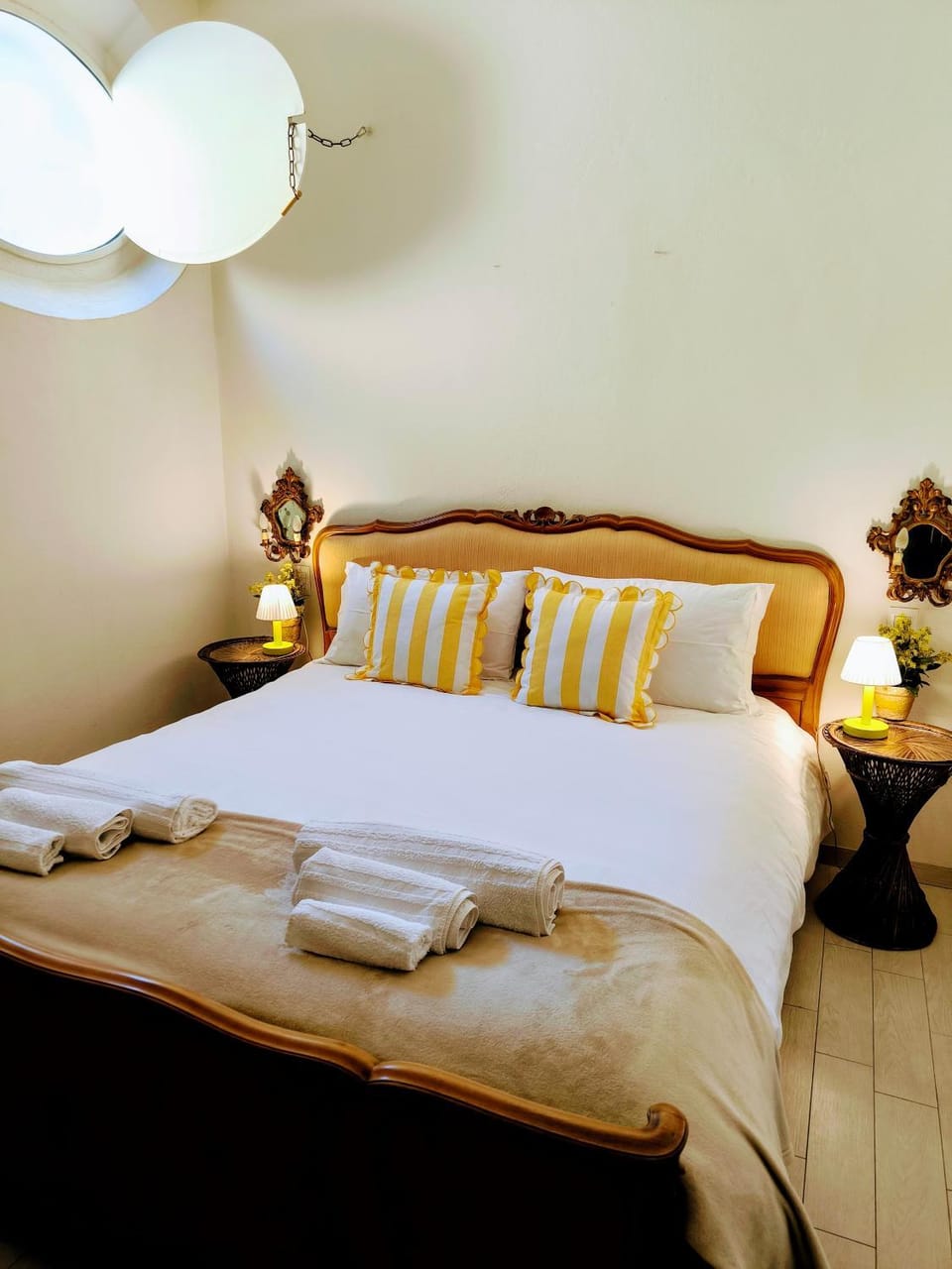 Photo of the whole room, Bedroom, towels