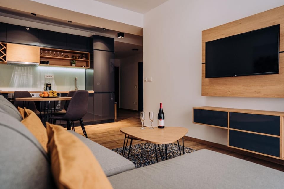 Communal lounge/ TV room, TV and multimedia, Living room, Seating area, Dining area, Alcoholic drinks